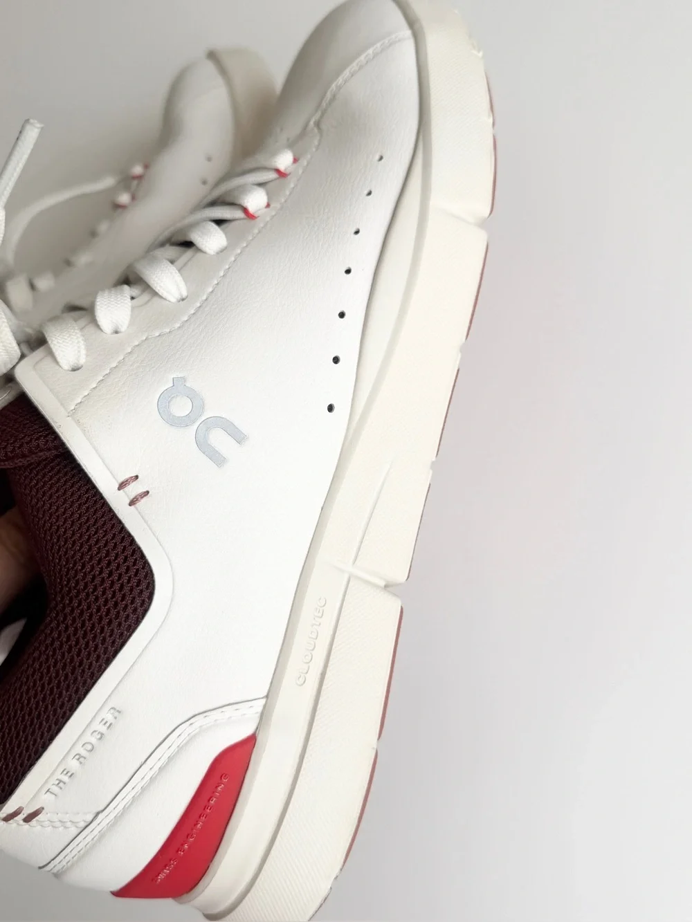 On Cloud SIZE 9.5 The Roger Advantage sneakers in white / mulberry